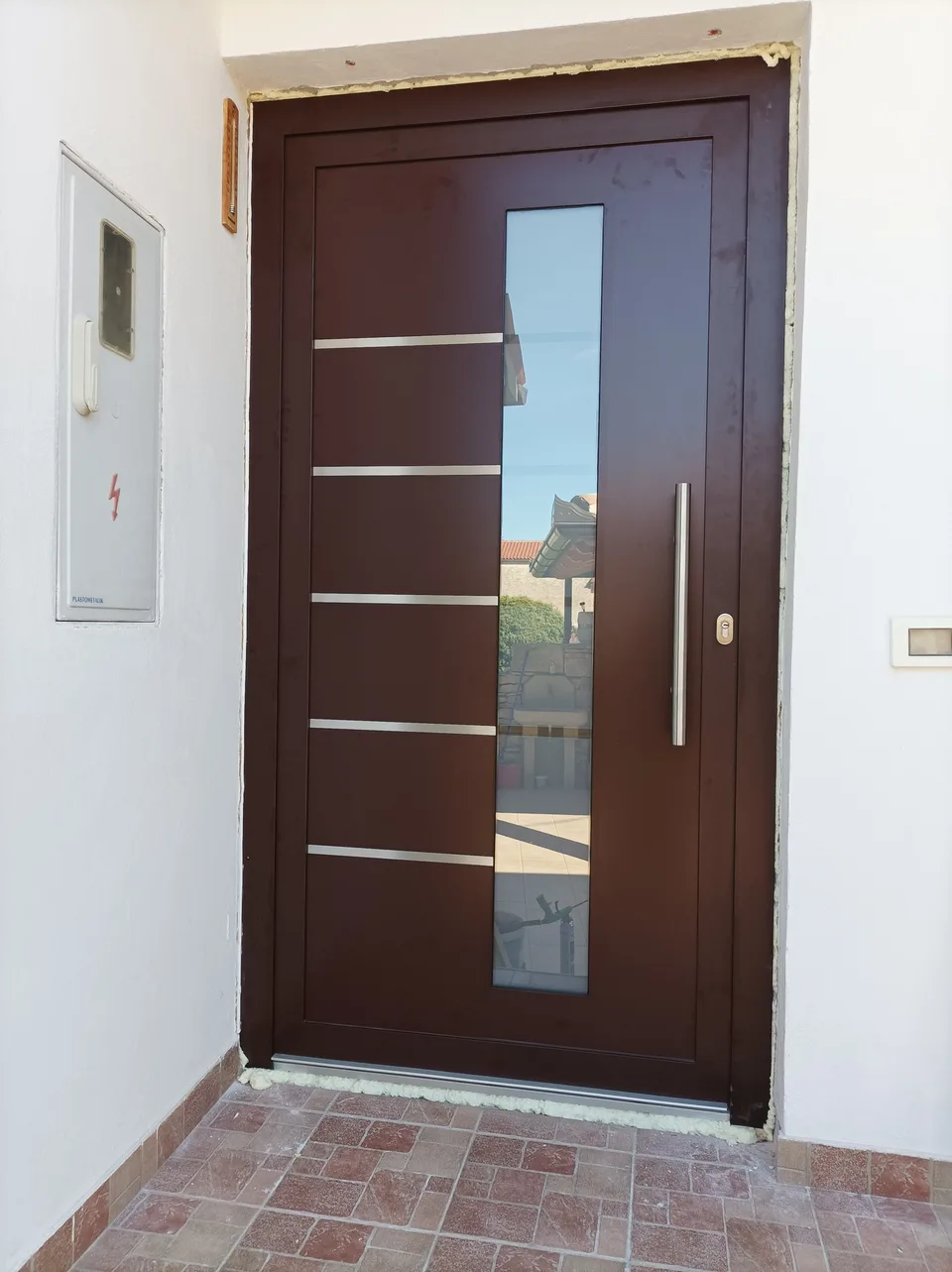 Ulazna vrata s inox aplikacijama
