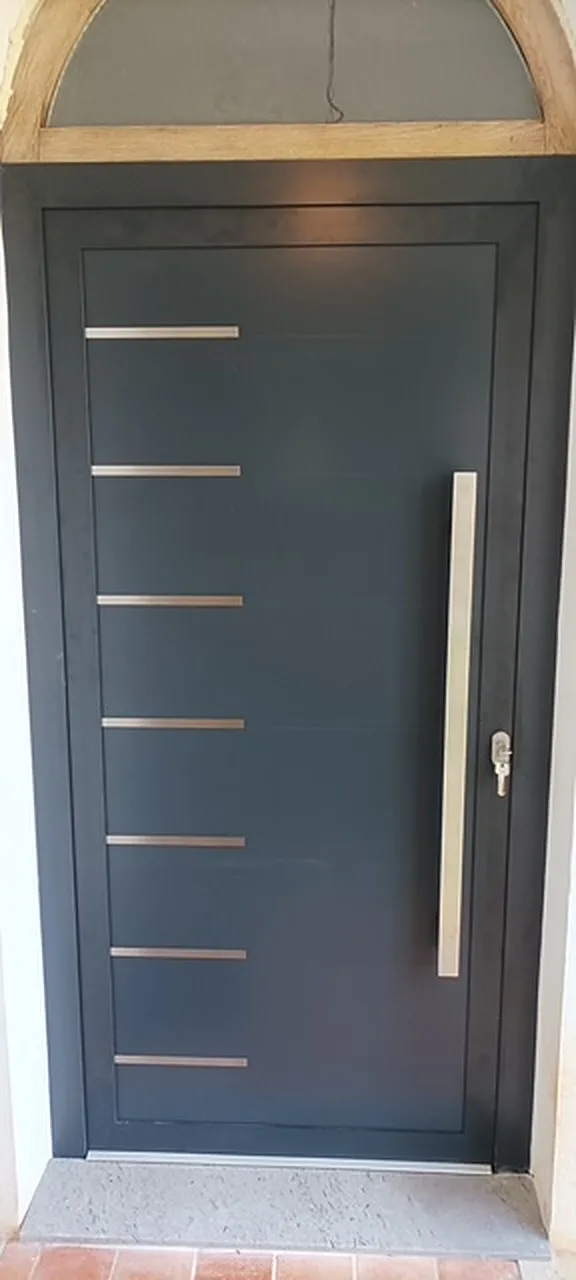Antracit vrata s inox aplikacijama