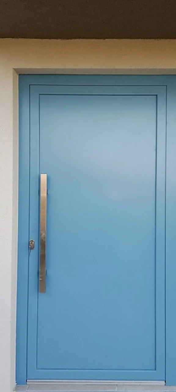 Plava vrata s dugim inox rukohvatom